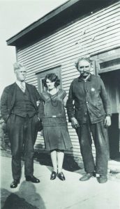 Joseph Allard, sa fille et un ami en 1930