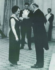 Lucille Desparois qui reçoit un médaille de l'Ordre du Canada en 1970