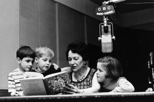 Lucille Desparois qui lit une histoire à 3 enfants 