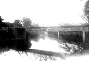 Vue du Pont Arthur-Laberge du bord de la rivière en 1888