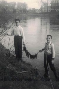 Raymond Laberge à la pêche avec son frère René 