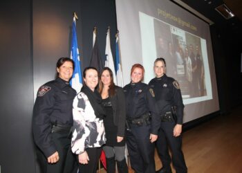 Groupe de policière mises à l'honneur