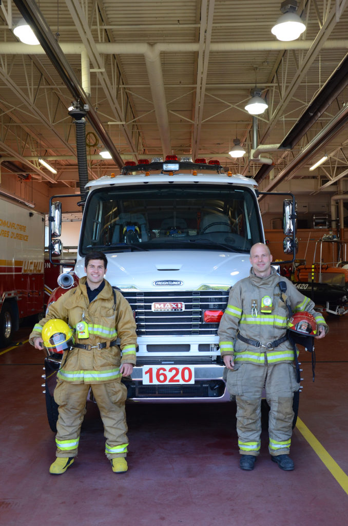 Deux pompiers devant le camion 1620