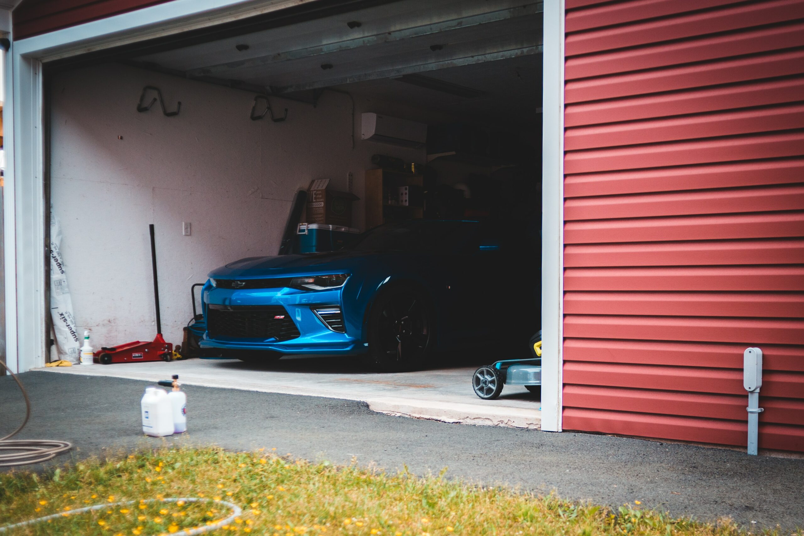 Voiture dans un garage